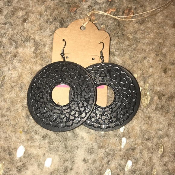 Black wooden earrings - Picture 2 of 2